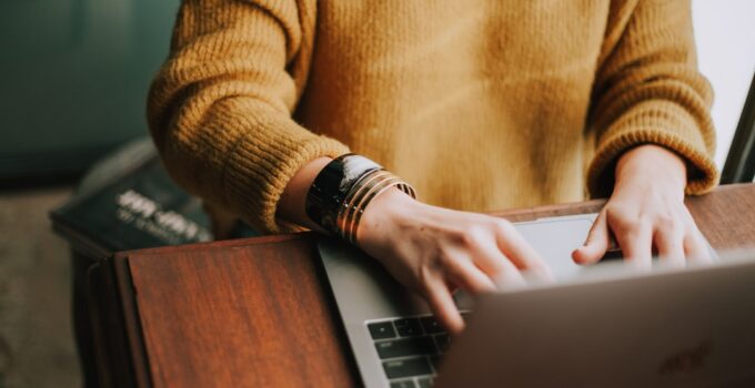 Step-by-Step Guide: Connecting AirPods to Your Dell Laptop